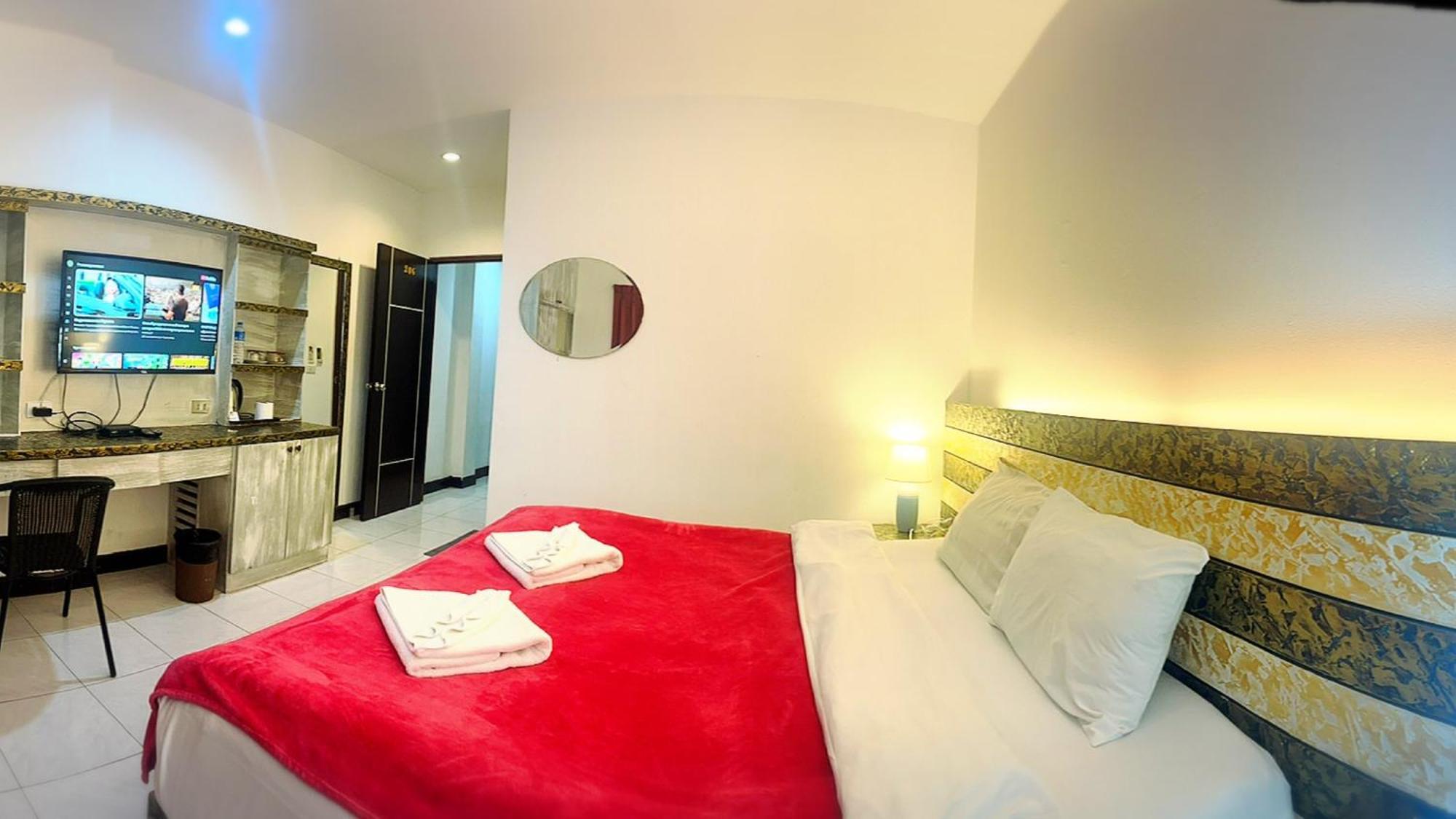 The Shades Hotel 50 Meter Beach Front Patong Exterior foto